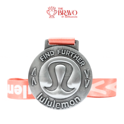 FIND FURTHER LULULEMON<br>เหรียญรางวัลซิงค์อัลลอยโลหะ<br>สีชุบรมดำ